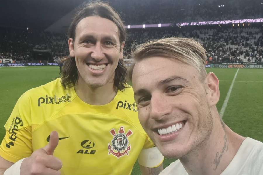 Cássio e Róger Guedes em selfie após a partida