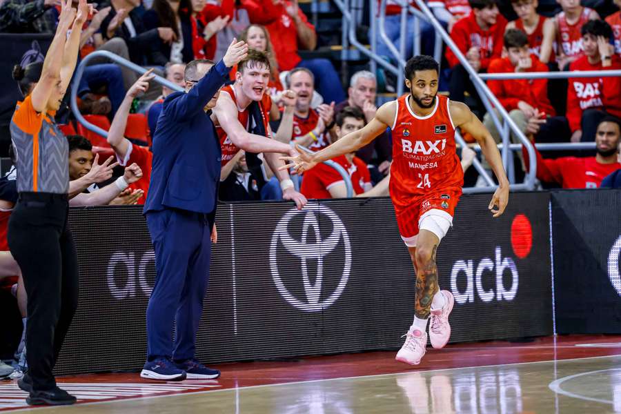 Cameron Hunt, felicitado por sus compañeros en el banquillo