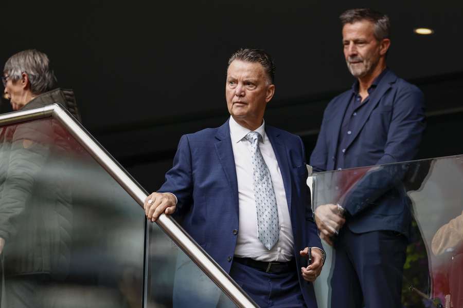 Louis van Gaal kijkt toe tijdens de Eredivisiewedstrijd Ajax-AZ op 8 oktober