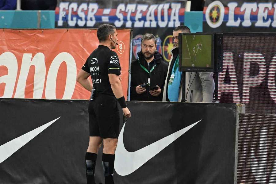 Arbitrul Istvan Kovacs consultă sistemul VAR