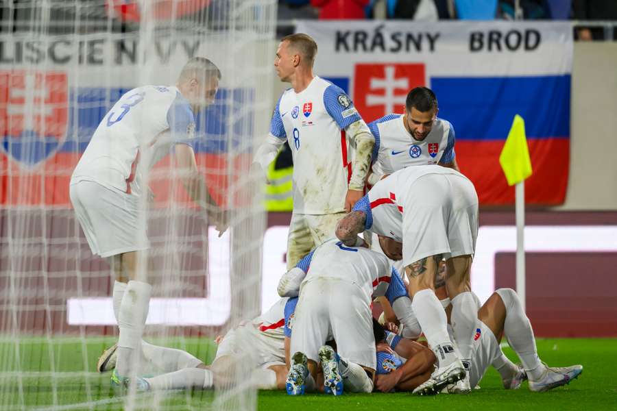 Slováci sa tešia z jediného gólu zápasu.