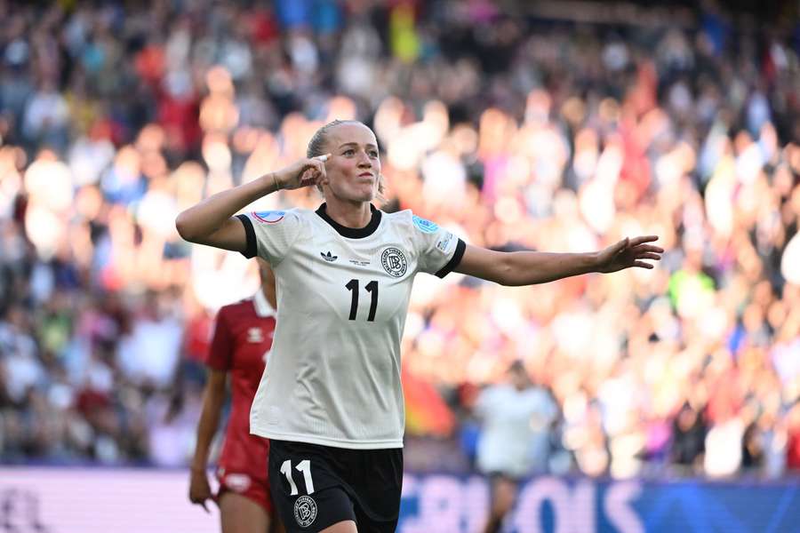 Lea Schüller celebra su gol a Dinamarca