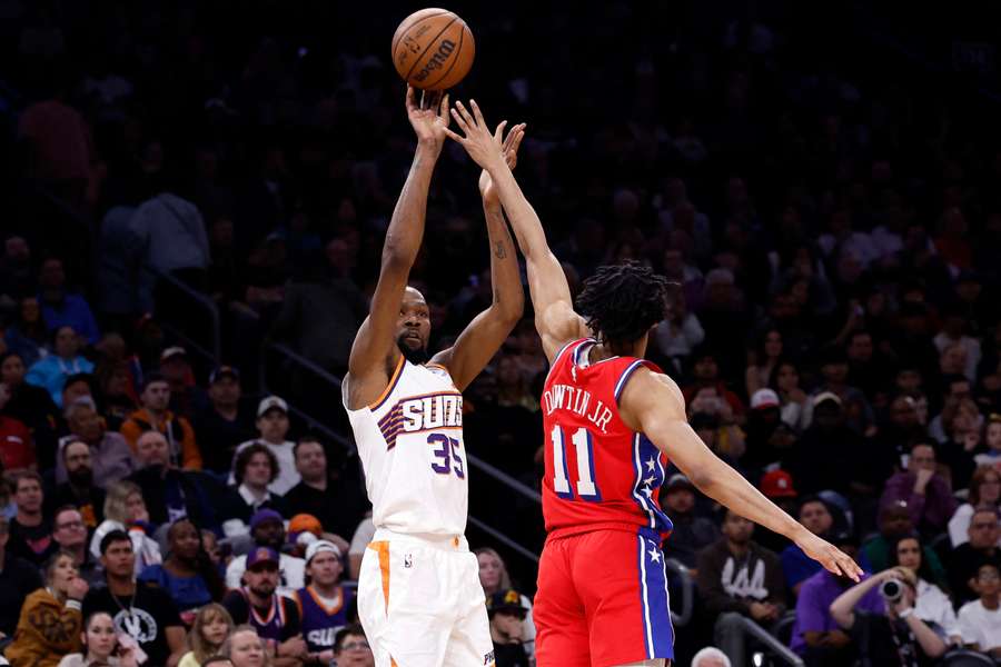 Durant legt aan voor een poging tegen de 76ers