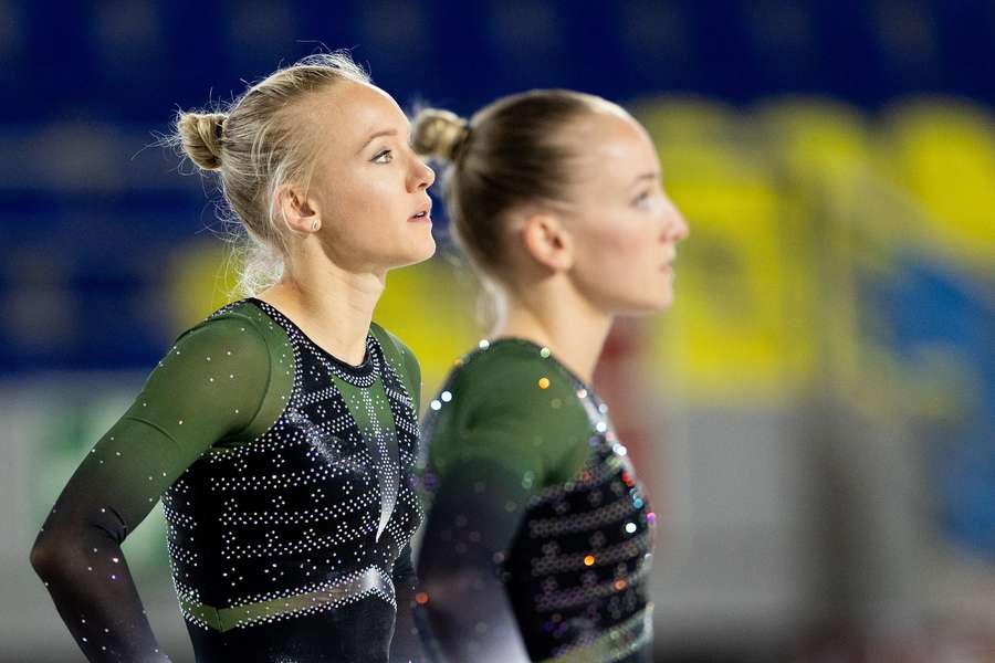 Lieke Wevers (L) en Sanne Wevers tijdens de warming-up voorafgaand aan de olympische kwalificatiewedstrijd