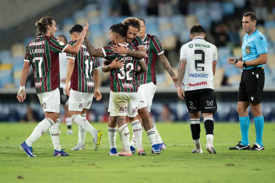 Jogadores do Fluminense comemoram gol contra o Operário no Maracanã.