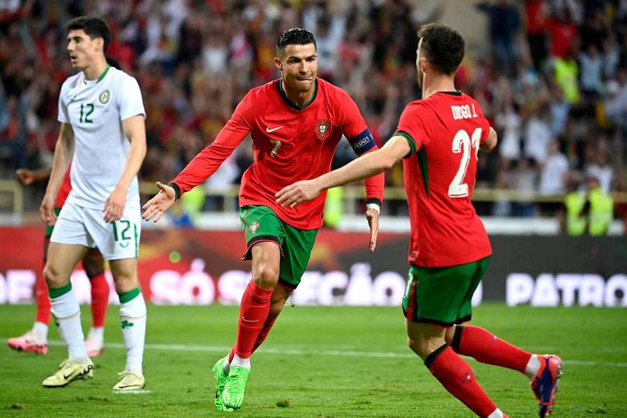 Cristiano Ronaldo se met en jambes avec un doublé et le Portugal bat l'Irlande