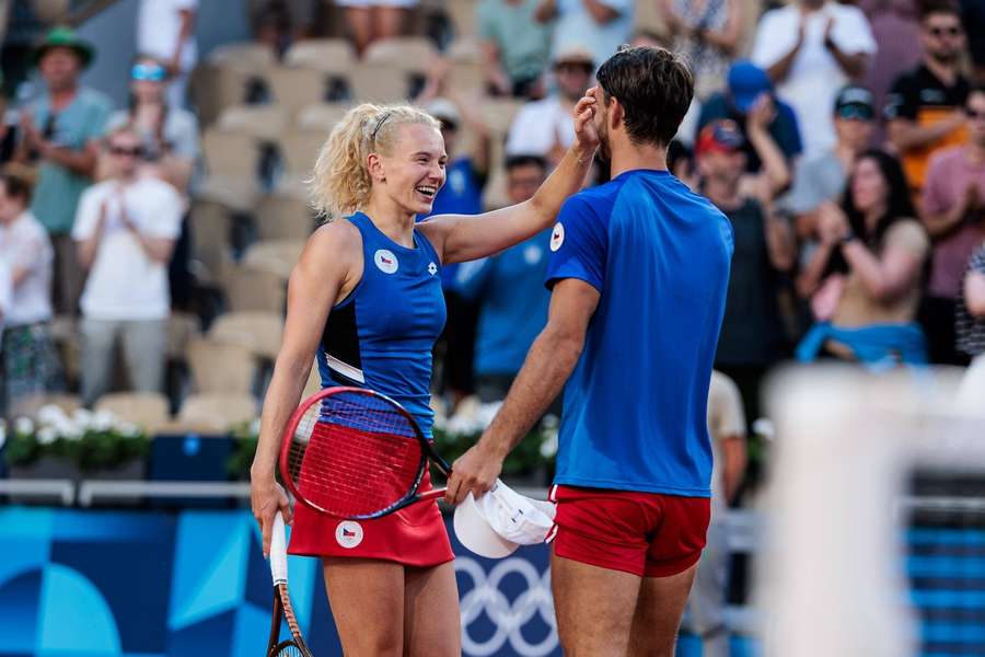 Kateřina Siniaková a Tomáš Macháč postoupili v Paříži do finále smíšené čtyřhry.