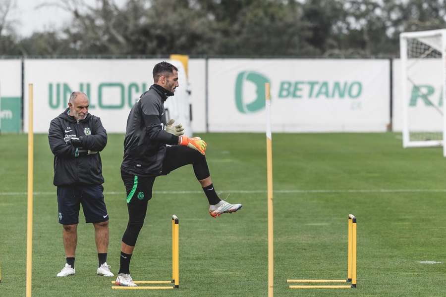 Adán no treino com o treinador de guarda-redes, Jorge Vital