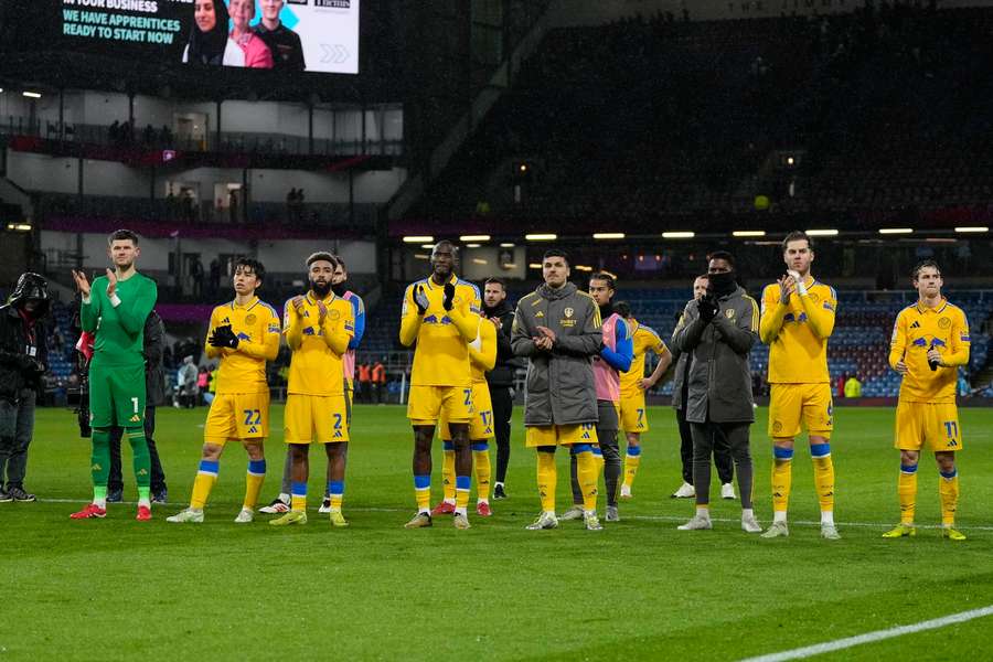 Jogadores do Leeds aplaudem os adeptos depois do empate com o Burnley