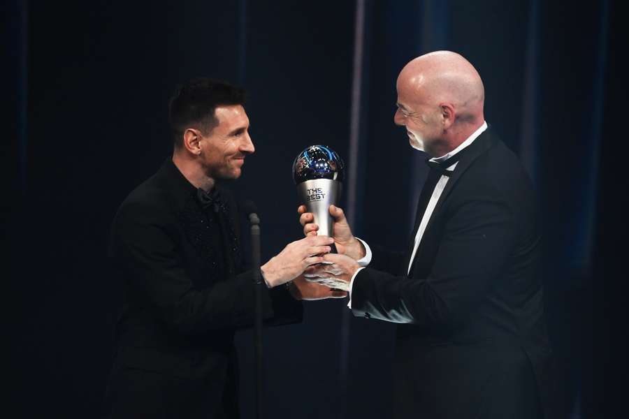 Fantino dà il trofeo di miglior giocatore a Messi