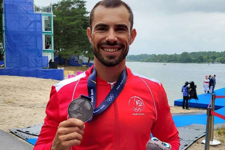 Fernando Pimenta com a medalha de prata em K1 500 metros
