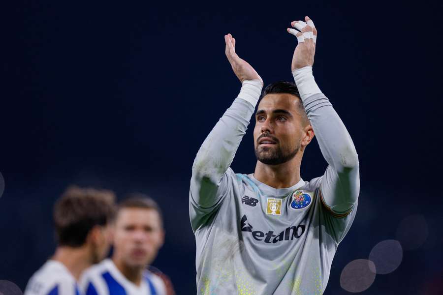 Diogo Costa, capitão do FC Porto, aplaude os adeptos na vitória no "clássico" com o Benfica (3-1) Diogo Costa, capitão do FC Porto, aplaude os adeptos na vitória no "clássico" com o Benfica (3-1)