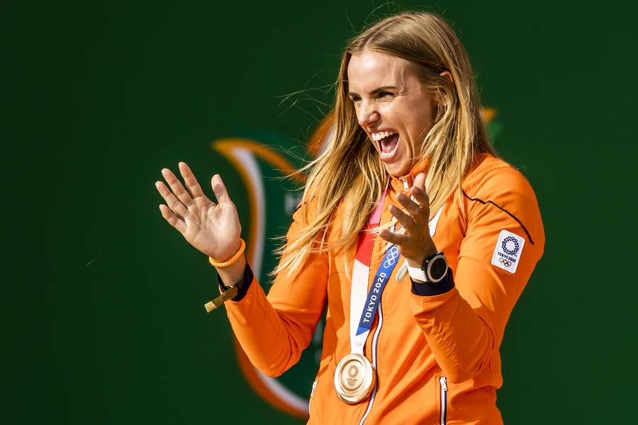 Bouwmeester op het podium met de bronzen medaille op de Olympische Spelen in Tokio op 3 augustus 2021