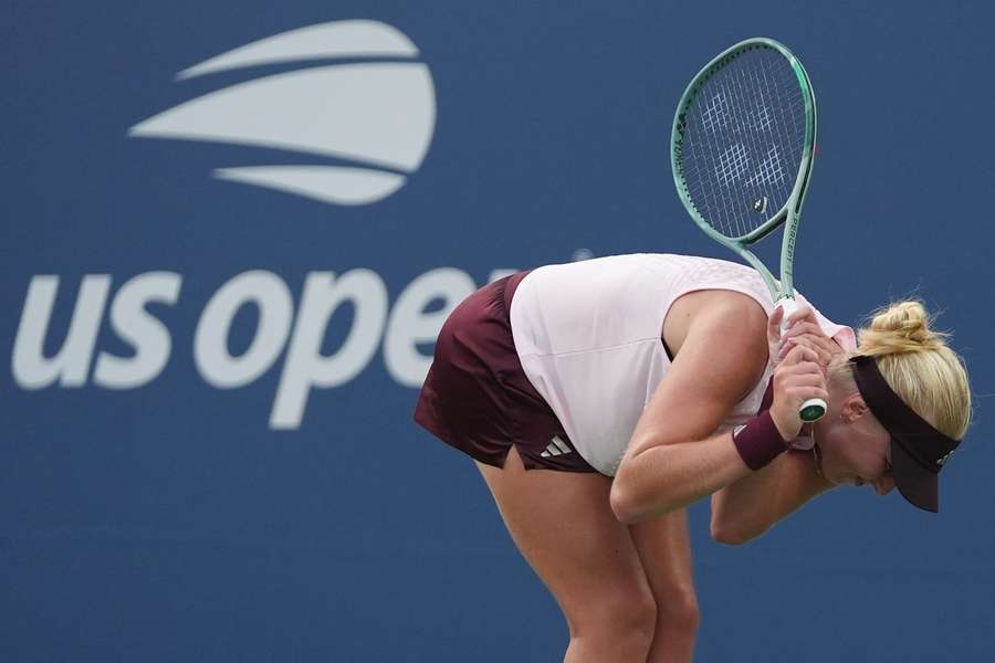 Clara Tauson very frustrated during her match against Sloane Stephens
