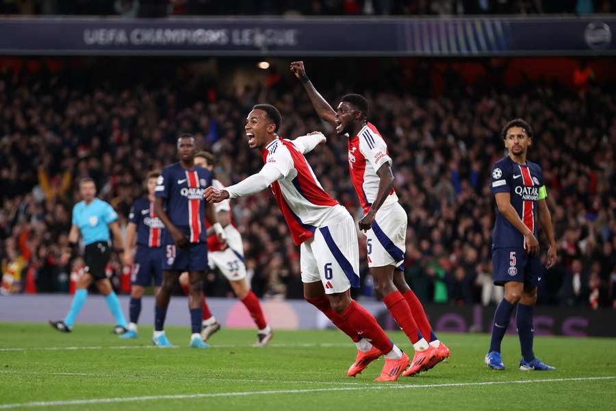 Gabriel a Thomas Partey oslavují druhý gól Arsenalu v zápase s PSG.