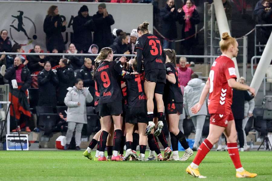 Die Leverkusenerinnen jubeln nach dem Führungstreffer.