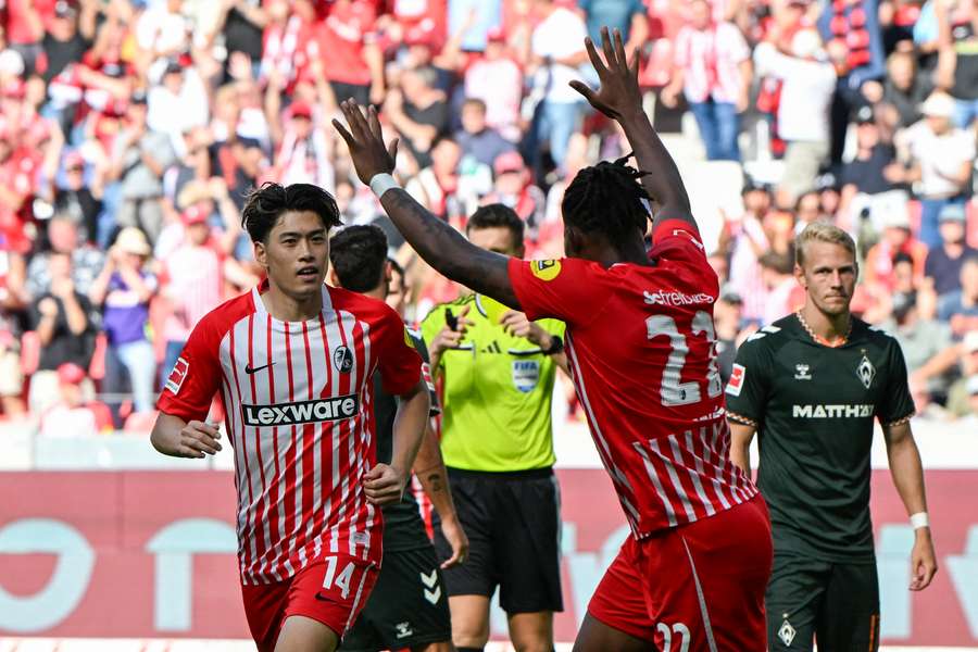 Suzuki dal proti Brémám hattrick. Suzuki dal proti Brémám hattrick.