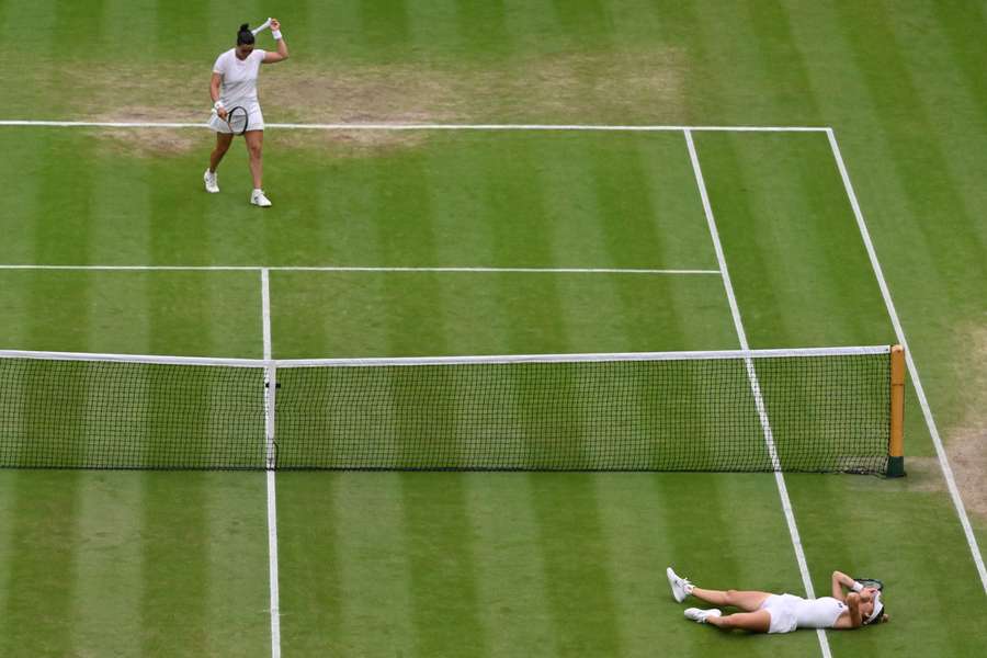 O momento da desilusão de Jabeur e a glória de Vondrousova