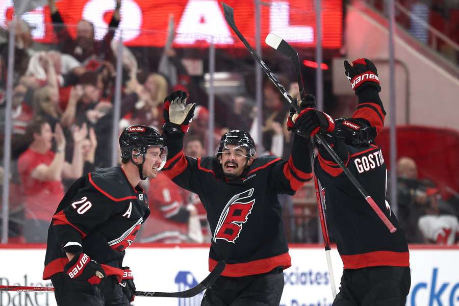 Champions Canada rout Finland to set up women's world final Champions Canada rout Finland to set up women's world final