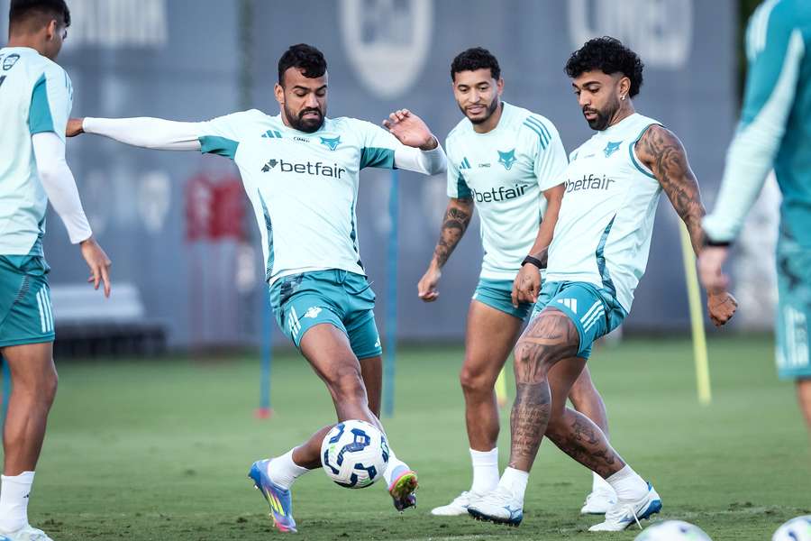 Gabigol e Fabrício Bruno, dois ex-Flamengo, durante treinamento na Toca da Raposa 2 Gabigol e Fabrício Bruno, dois ex-Flamengo, durante treinamento na Toca da Raposa 2