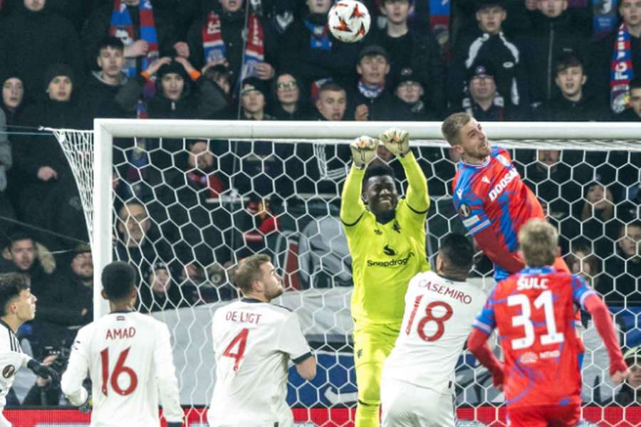 Brankář Manchesteru United André Onana v akci během utkání v Plzni.