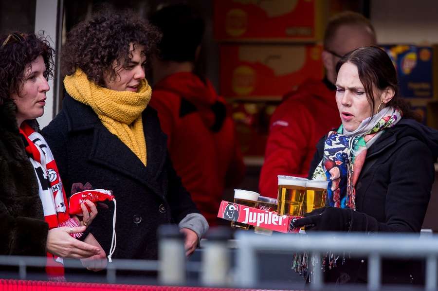 FC Emmen is een van de goedkoopste clubs als het op bier aankomt