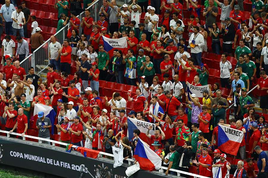 Čeští fanoušci v zápase proti Jižní Koreji,