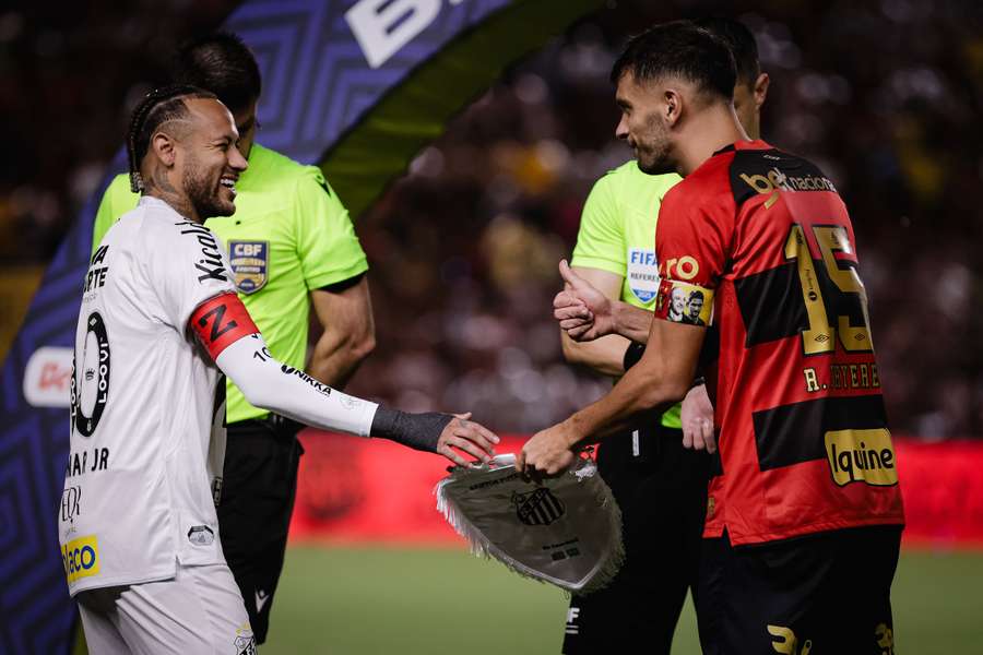 Neymar foi atração à parte na Ilha do Retiro