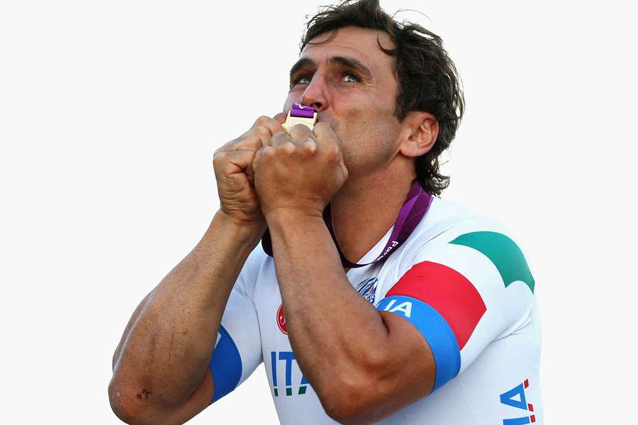 Paralimpiadi di Londra nel 2012: Alex Zanardi bacia uno dei suoi ori olimpici