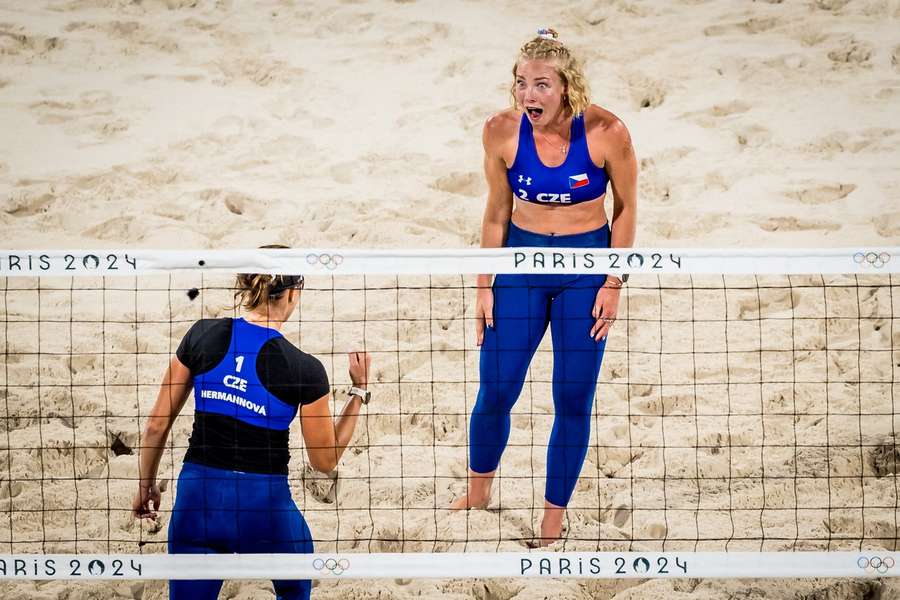 České beachvolejbalistky za sebou mají premiéru pod Eiffelovou věží. 