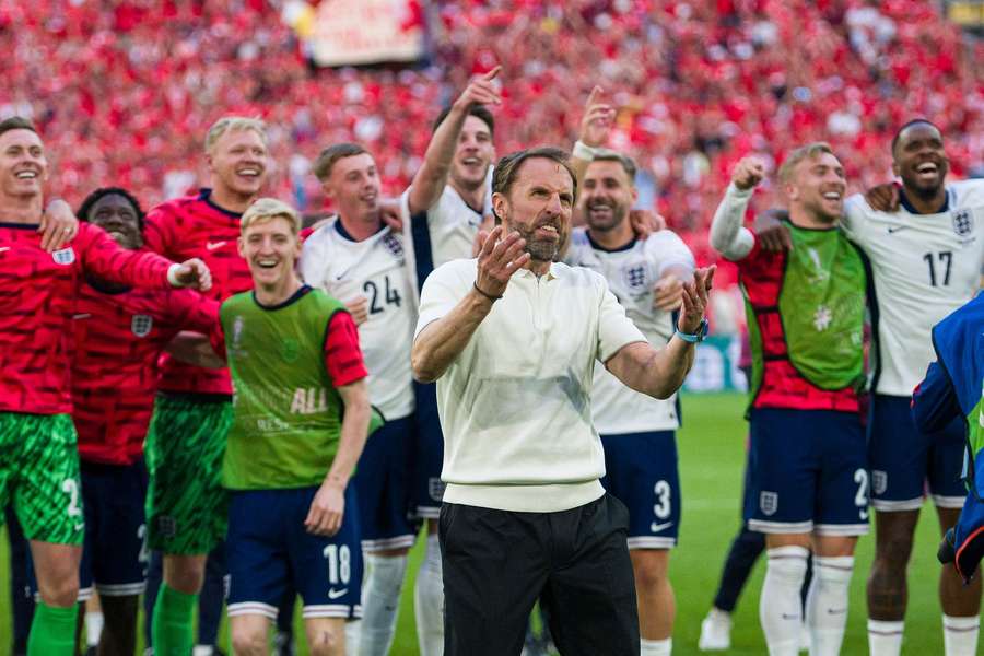 Southgate viert de overwinning op Zwitserland met zijn spelers