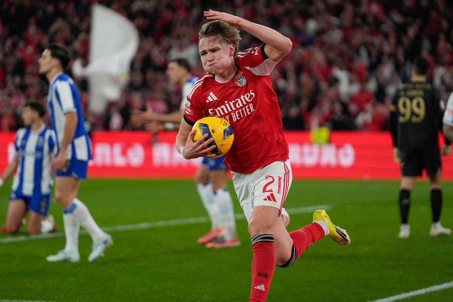 Andreas Schjelderup festeja o seu golo