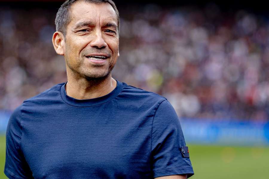 Van Bronckhorst trifft auf seinen Ex-Klub Barcelona