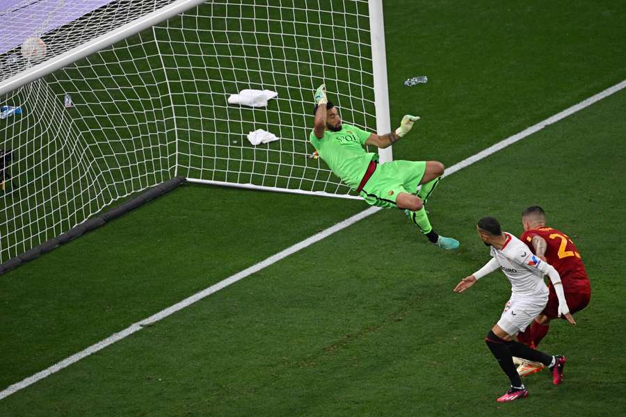 Gianluca Mancini scores an own goal as Sevilla levels the tie