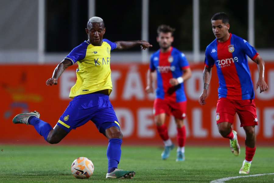 Talisca em ação pelo Al Nassr no particular com o Alverca, no Algarve