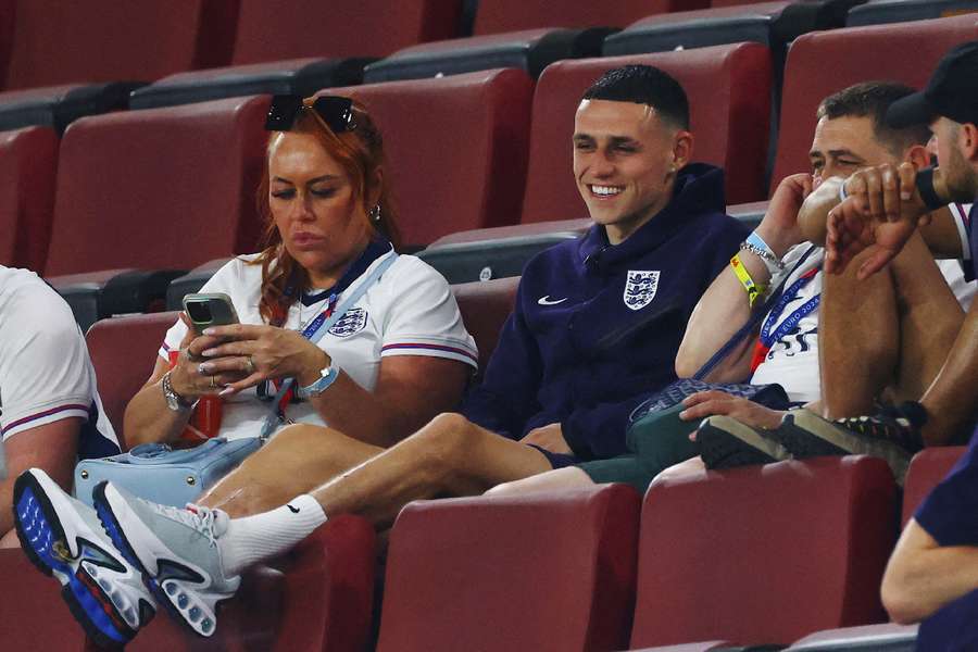 Phil Foden com a família após o jogo contra a Eslovénia 