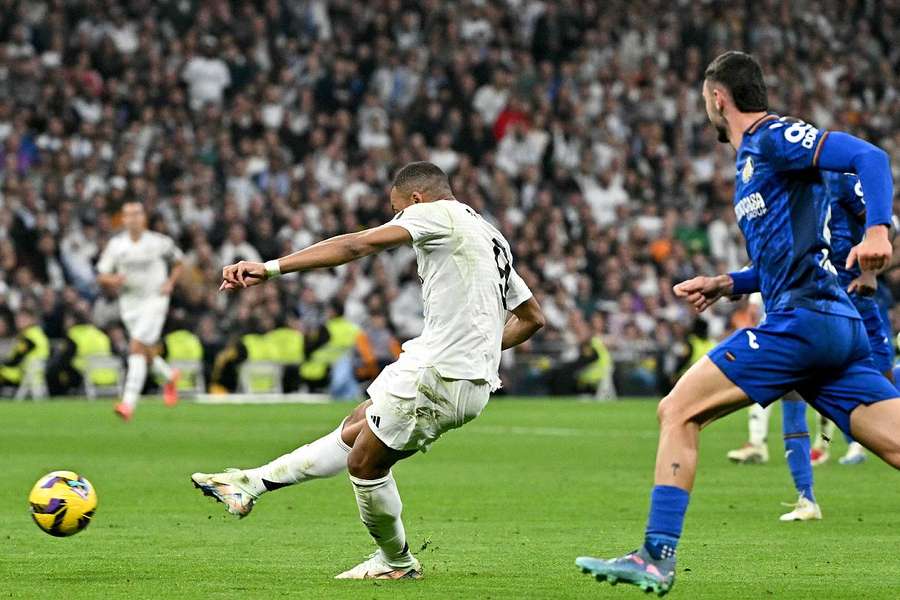 La frappe de Kylian Mbappé, synonyme de deuxième but pour le Real Madrid face à Getafe dimanche. 