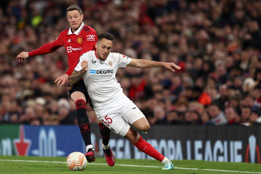 Manchester United's Dutch striker Wout Weghorst vies with Sevilla's Argentinian midfielder Lucas Ocampos