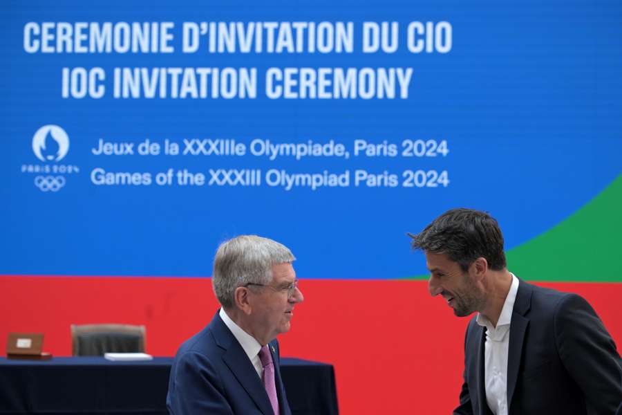 Thomas Bach (esq) e o presidente do Comité Organizador de Paris-2024, Tony Estanguet (dir)