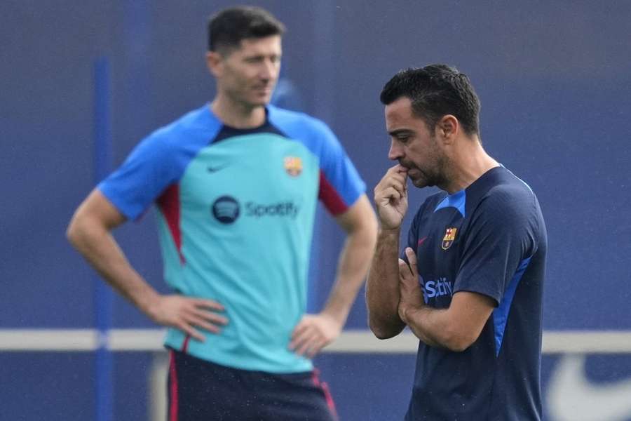 Xavi analiza soluciones en el entrenamiento del Barcelona