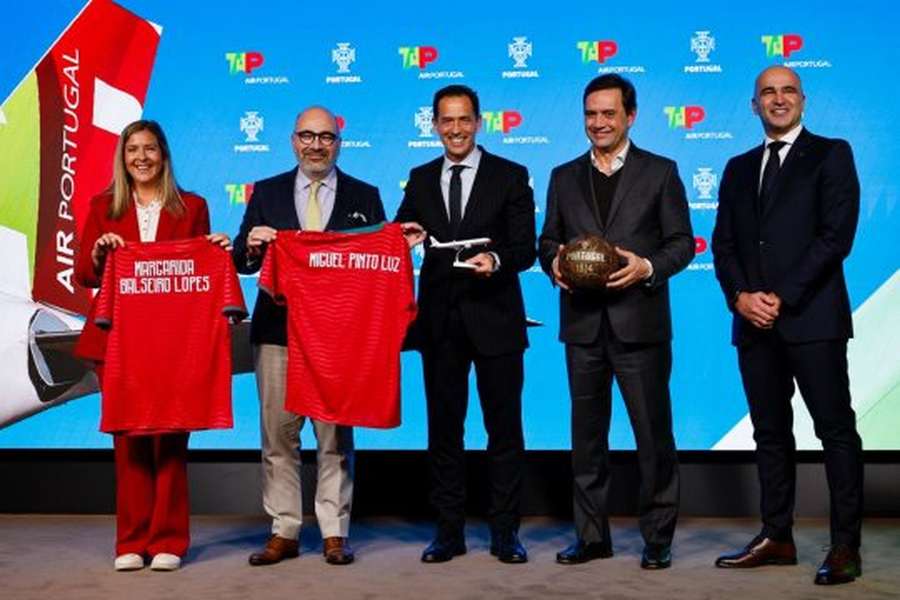 Foto protocolar após a assinatura do acordo