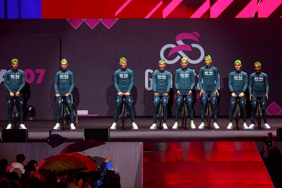 Das Team von Bora-hansgrohe bei der Präsentation des Giro d'Italia 2024