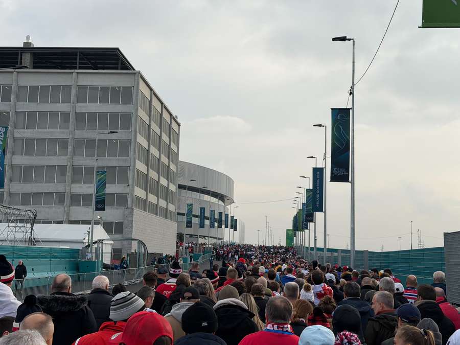 Čeští fanoušci před arenou Santa Gulia.