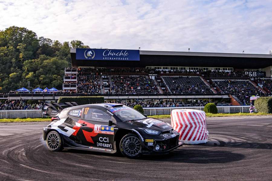 Sébastien Ogier ma 0,9 sekundy przewagi nad Thierrym Neuvillem