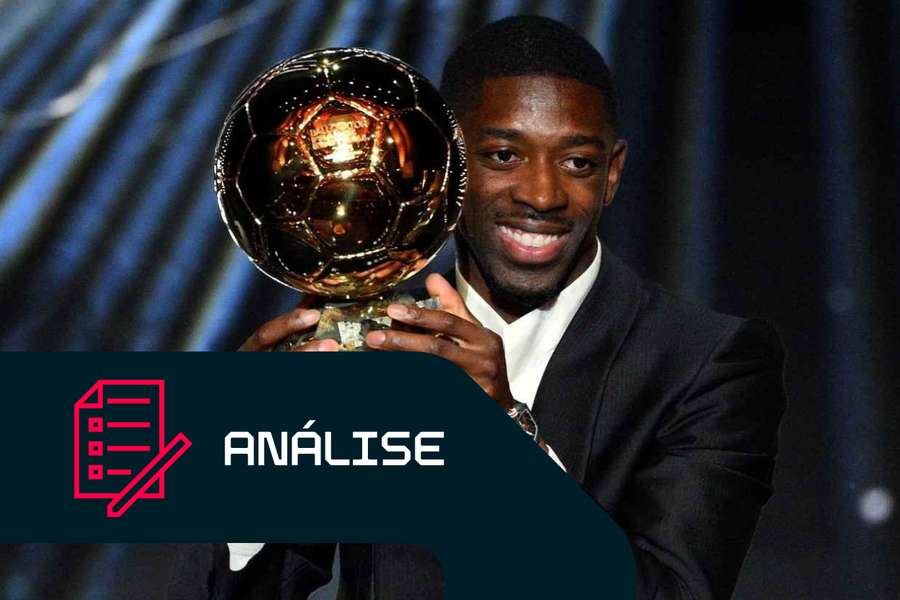 Ousmane Dembélé, do PSG, posa com o prémio Bola de Ouro masculino