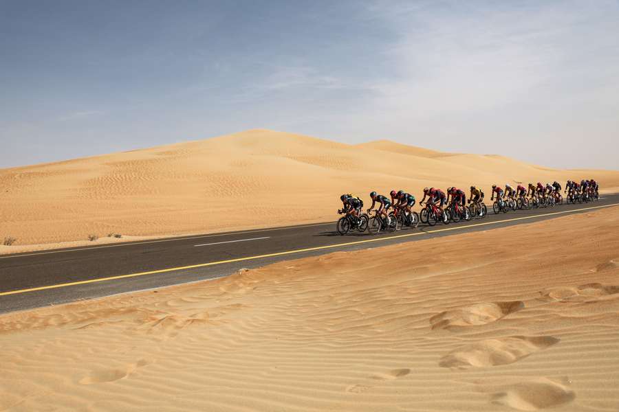 Det blev langt fra nogen ørkenvandring, da første etape af UAE Tour blev kørt. I stedet blev det en medrivende og intens etape.