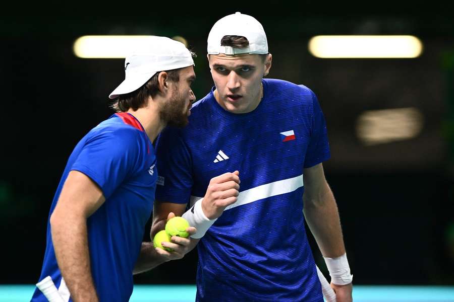 Tomáš Macháč a Jakub Menšík během rozhodující čtyřhry.