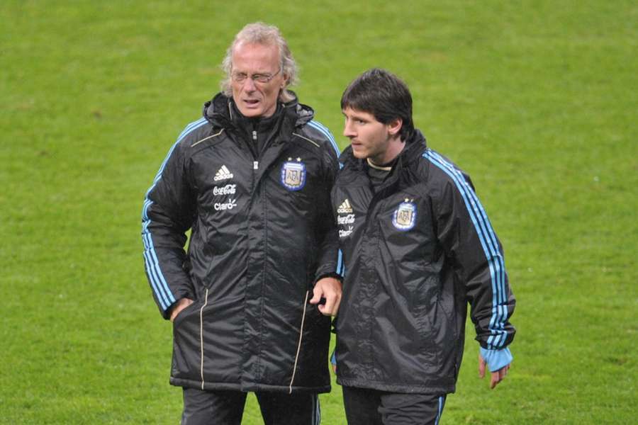 Messi e Signorini lado a lado em 2010