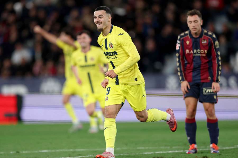 Georges Mikautadze of Villarreal celebrates 