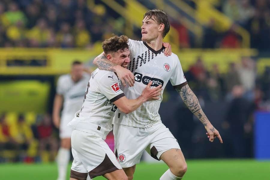 Eric Smith (r.) war zuletzt beim Auswärtsspiel von St. Pauli in Dortmund als Torschütze erfolgreich.